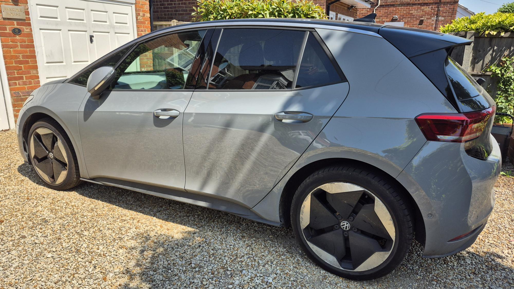 1000070080 picture of a grey car - VW Id4 electric